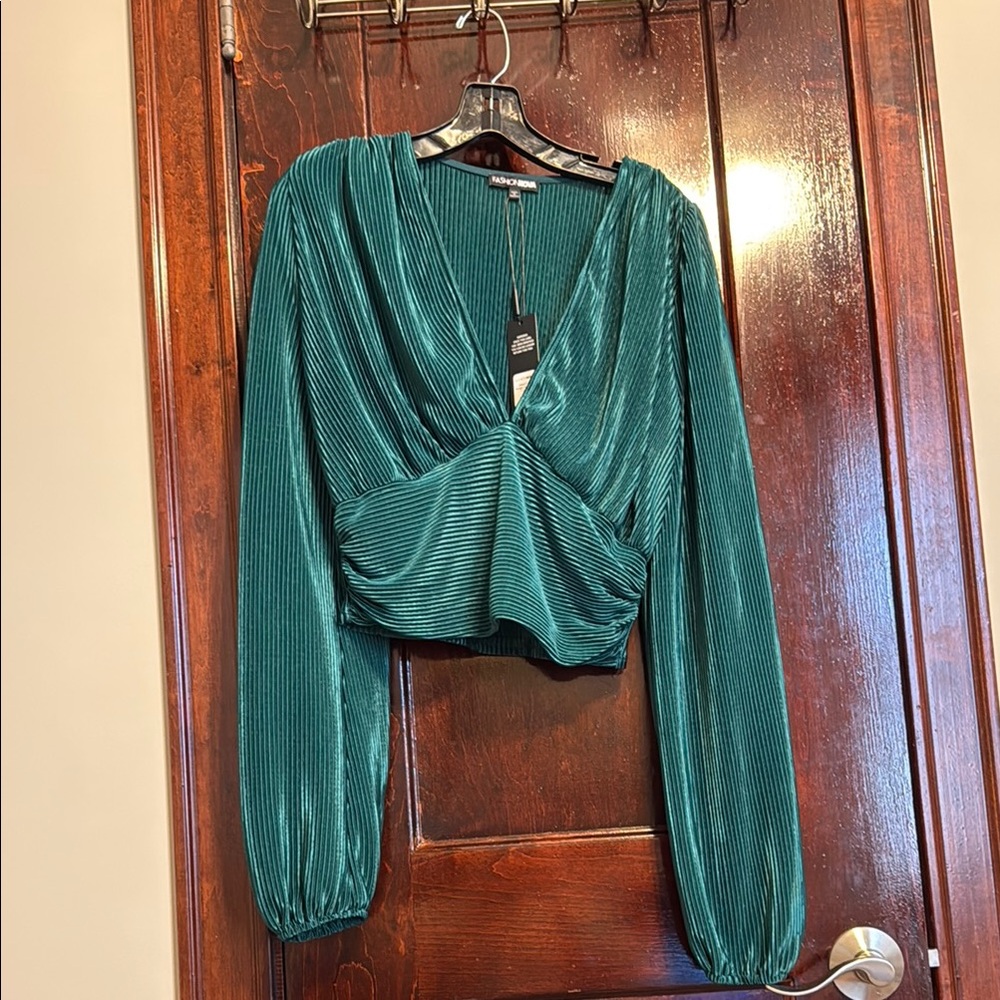 Fashion Nova Emerald Green Pleated Plunge V-Neck Women's Top (NWT)